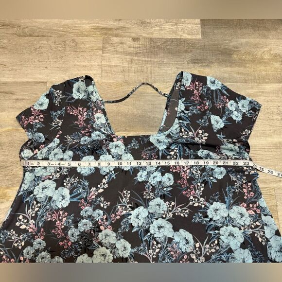 NWT Torrid Hi-Low swoop neck, light blue gray floral top size 1 - Picture 4 of 11